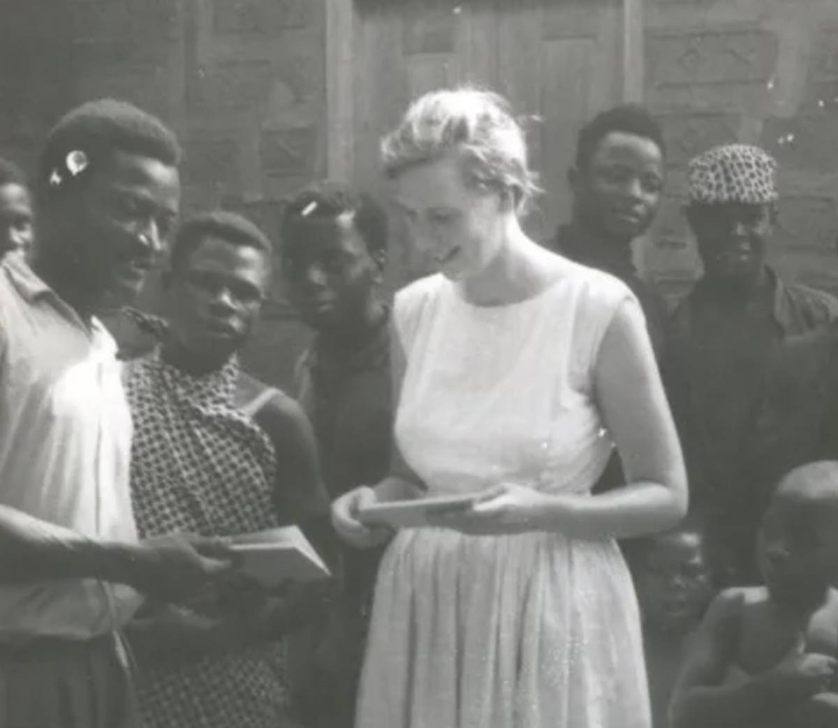 Katy Barnwell showing a booklet written in Mbembe to Nigerians in 1965.